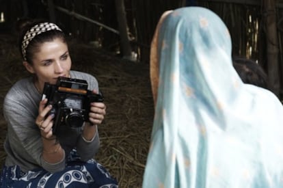 La modelo danesa Helena Christensen durante su colaboración como embajadora de Oxfam en la aldea nepalí de Rampurwa.