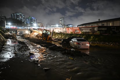 Una excavadora intenta retirar el lodo acumulado en el distrito de  Kayasehir, en Estambul, Turquía, en la noche de este martes.