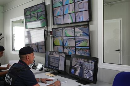 Agentes de policías italianos vigilan las cámaras de seguridad del campamento para migrantes situado en la ciudad albanesa de Shengjin, el 1 de agosto de 2024.