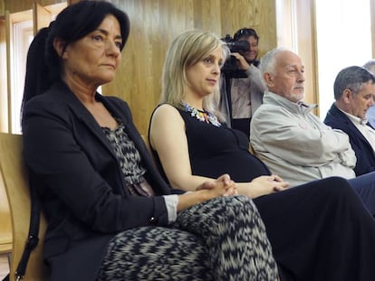 La alcaldesa de Viveiro, Mar&iacute;a Loureiro, segunda por la izquierda, durante el juicio.