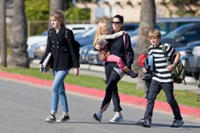 Sandra Bullock, con los tres hijos de su marido en Los Ángeles, el 25 de marzo de 2010