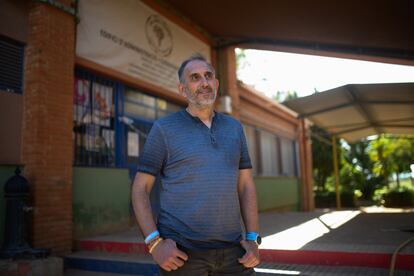Rafael Ramos, en uno de los centros educativos aún cerrados en Paiporta.