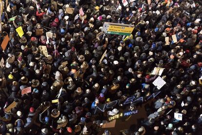 Protesta en el aeropuerto John F. Kennedy en Nueva York tras la detención de dos refugiados iraquíes que trataban de entrar en Estados Unidos.