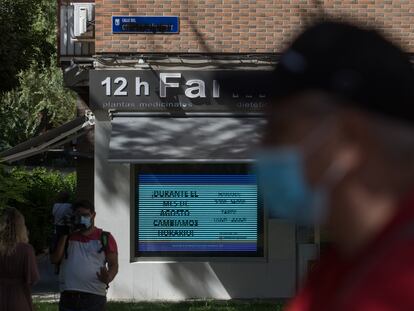 Placa de la calle general Millán Astray vandalizada días después de ser restituida.