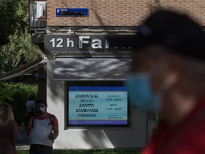 Placa de la calle general Millán Astray vandalizada días después de ser restituida.