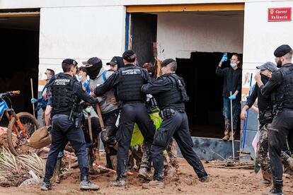 Un grupo de hombres increpa a la comitiva oficial mientras agentes de la Guardia Civil tratan de contenerles. 