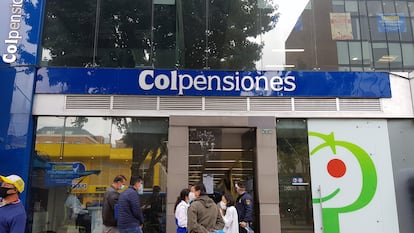 Personas esperan afuera de una oficina de Colpensiones en Bogotá, en junio de 2020.