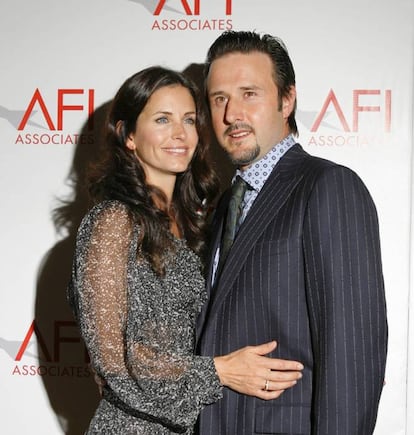 <p>David Arquette y Courtney Cox se llevan bien no solo por su hija, Coco, sino también porque los dos actores comparten negocio: Coquette Productions. La pareja se conoció durante el rodaje de la película ‘Scream’ en los años noventa, y anunciaban su ruptura en 2010. Hoy están más unidos que nunca.</p> <br> <p> <p> “Fue un objetivo para nosotros que no hubiese pelea, apoyarnos mutuamente y aunque estuviéramos separados permanecer conectados, ser amigos, seguir queriéndonos”, dijo el actor en una entrevista con Abc News en octubre de 2013. “Aún me sigo sintiendo bendecido por haberla conocido y por haber tenido un hijo con ella, y de que esté en mi vida. Es una de mis amigas más cercanas”, añadió. Por su parte, la famosa actriz de ‘Friends’ se ha mostrado feliz de que su ex haya encontrado de nuevo el amor con Christina McLarty.</p> <br> <p>