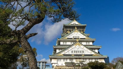 Osaka Castle tower, with its current white facade. In the miniseries it appears in black, as was the case in the dark Sengoku period in which its plot is set.