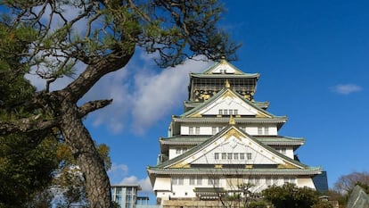 Una imagen de la torre del Castillo de Osaka, con su fachada actual en blanco. En la miniserie de Disney+ aparece en negro, como ocurría en el oscuro periodo Sengoku en el que se ambienta su trama.