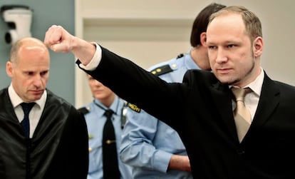 Anders Breivik realiza un saludo militar a su entrada en la sala que le juzga por terrorismo.