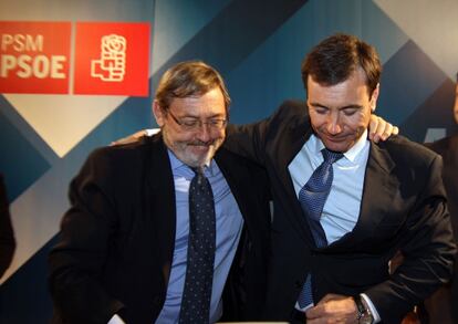 Tomás Gómez y Jaime Lissavetzky se abrazan tras conocer la debacle socialista en las pasadas elecciones autonómicas y municipales.