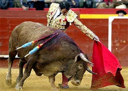 Enrique Ponce torea con la izquierda al toro del triunfo, cuarto de la tarde.