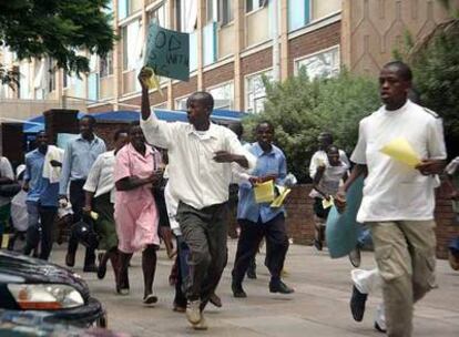 Médicos y enfermeras escapan de la policía tras manifestarse en Harare contra la precariedad de sus medios