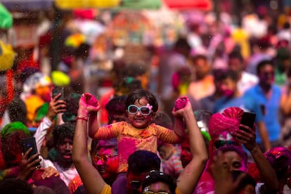 La gente celebra el Holi, el festival de los colores en una calle de Guwahati, en la India, el miércoles. Lanzar agua coloreada es también habitual en este día dedicado a olvidar los errores del pasado y perdonar deudas. Así, no solo se celebra que se deja atrás el invierno sino, según el hinduismo, la victoria del bien sobre el mal.