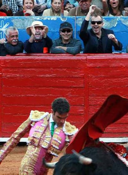 José Tomás, durante un faena, animado en el burladero por Sabina, Serrat y Bosé.