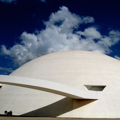 "La combinacin de la luz tropical y los edificios de Oscar Niemeyer son brutalmente fotognicos".