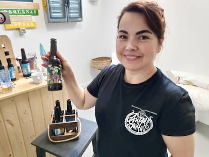 Mariela Iriarte, con algunas de sus cervezas