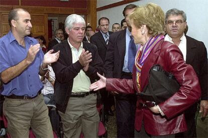 Fernández de la Vega, recibida con aplausos en la asociación cultural Tamaragua, en la capital tinerfeña.