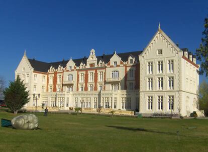 Edificio prinipal del balneario, que data de principios del siglo XXy que fue diseñado por el arquitecto D.Francisco Belloso (quien hizo también el edificio de la Universidad Menéndez Pelayo).