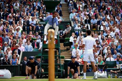 Djokovic protesta a Steiner durante la última final de Wimbledon.