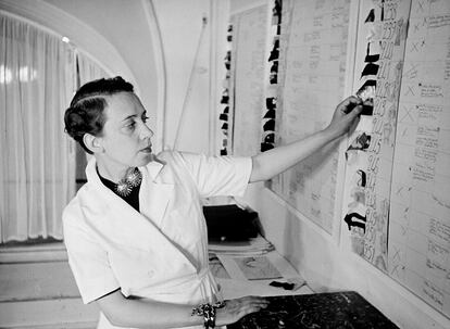 Elsa Schiaparelli en su estudio.