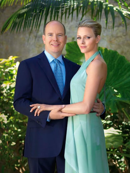 El príncipe Alberto de Monaco y su prometida, Charlene Wittstock posan en una imagen distribuida por el Principado.