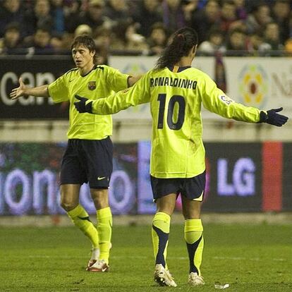 Edmilson y Ronaldinho, durante un partido del Barça.