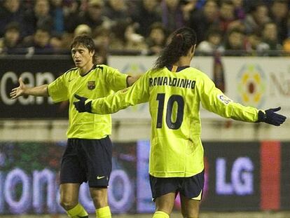 Edmilson y Ronaldinho, durante un partido del Barça.