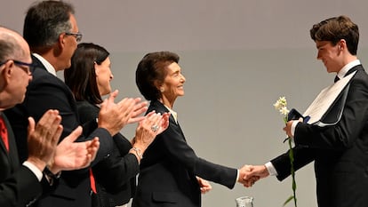 El canadiense Jaeden Izik-Dzurko, ganador del XX Concurso Internacional de Piano de Santander, recibe el premio de manos de Paloma O'Shea.