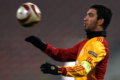 Arda Turan controla el balón durante un partido con el Galatasaray.