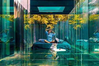 Este pequeño hotel de cristal en Olot (Girona) que invita al viajero a sumergirse en el verde que le rodea y a dormir –y tomar un baño– bajo las estrellas sin perder detalle. Con un precio medio superior a 300 euros la noche, los integrantes del estudio de arquitectura RCR, autores de Les Cols Pavellons, ganaron el prestigioso premio Pritzker 2017. Avenida de les Cols (Olot). lescolspavellons.com