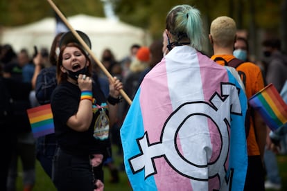 Manifestante con una bandera trans en una movilización en Toulouse (Francia), el pasado octubre. 