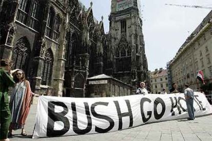Manifestantes con un cartel en el que se lee "Bush, vete a casa", ayer en Viena.