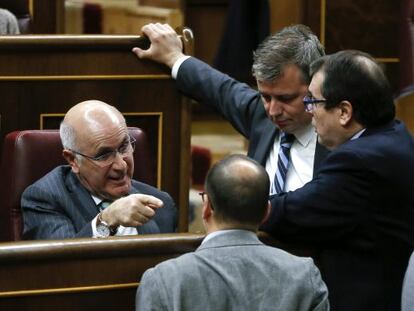 Duran parla amb diputats de CiU a la sessió d'ahir