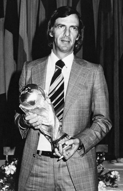 César Luis Menotti sostiene la Copa del Mundo en 1978.