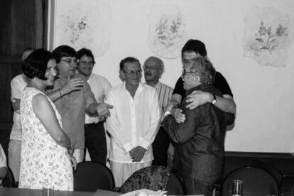 Gabriel Garc&iacute;a M&aacute;rquez junto a Alma Guillermoprieto, Jaime Abello Banfi, Gustavo Bell, Jos&eacute; Salgar, Javier Dar&iacute;o Restrepo y Sergio Ram&iacute;rez en la sede de la FNPI en Cartagena, 2006. 