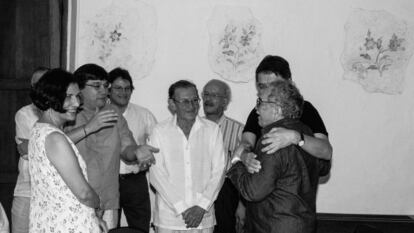 Gabriel García Márquez junto a Alma Guillermoprieto, Jaime Abello Banfi, Gustavo Bell, José Salgar, Javier Darío Restrepo y Sergio Ramírez na sede da FNPI em Cartagena, 2006.