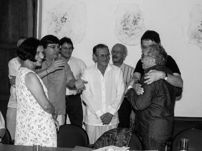 Gabriel García Márquez junto a Alma Guillermoprieto, Jaime Abello Banfi, Gustavo Bell, José Salgar, Javier Darío Restrepo y Sergio Ramírez na sede da FNPI em Cartagena, 2006.