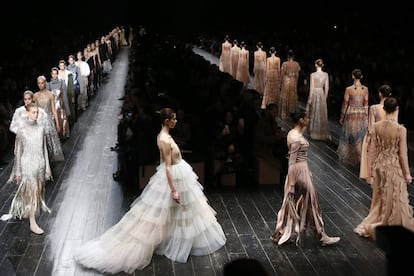 Desfile de la colección de Valentino para la temporada otoño-invierno, en París.