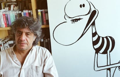 El humorista Caloi, junto a su dibujo de Clemente.