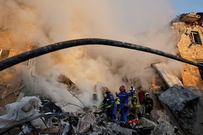 El personal de rescate trabaja en un edificio afectado por el ataque, este jueves, en Kyiv.