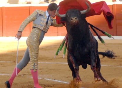 El diestro Jesulín de Ubrique da un pase de pecho durante la corrida celebrada en julio de 2007 en la Plaza de Toros de Marbella.