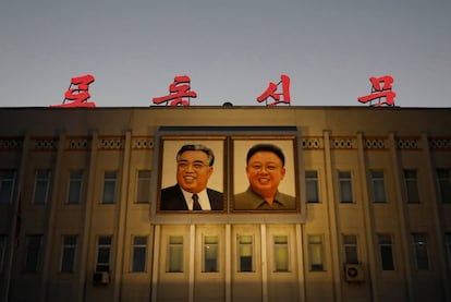 Retratos dos líderes Kim Il Sung e Kim Jong Il na fachada de um edifício governamental em Pyongyang.