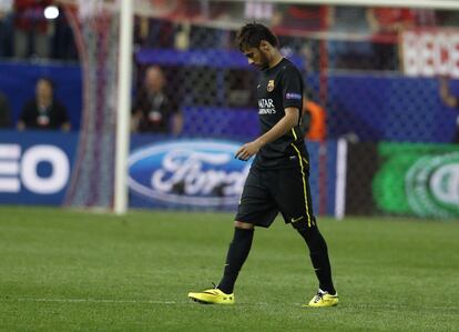 Neymar se marcha del campo al finalizar el partido