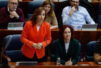 La portavoz de Más Madrid, Mónica García (i), interviene durante el pleno celebrado en la Asamblea de Madrid, este jueves.