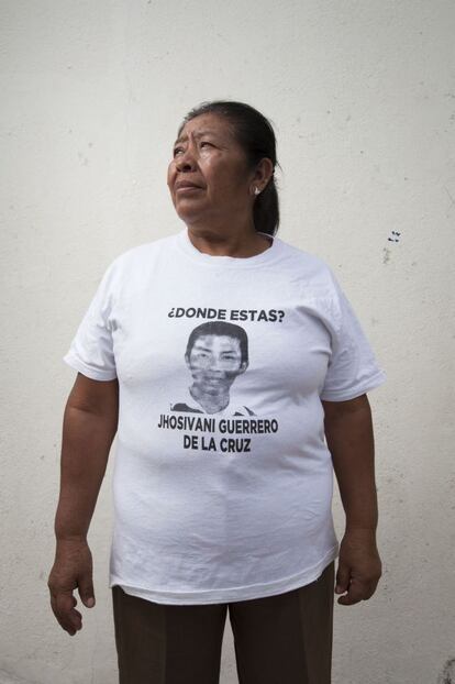 Martina de la Cruz, madre del normalista desaparecido Jhosivani Guerrero de la Cruz, posa al final de la manifestación por la presentación con vida de los 43 normalistas desaparecidos en Iguala. Tixtla, Guerrero (México).