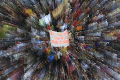 Un grupo de manifestantes, en la Puerta del Sol de Madrid en mayo de 2011.