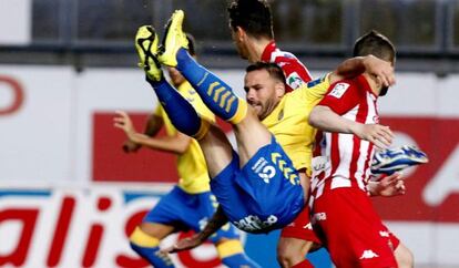 Apoño cae ante dos jugadores del Sporting.