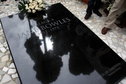 La tumba rehabilitada de Jane Bowles en el cementerio malagueño de San Miguel.